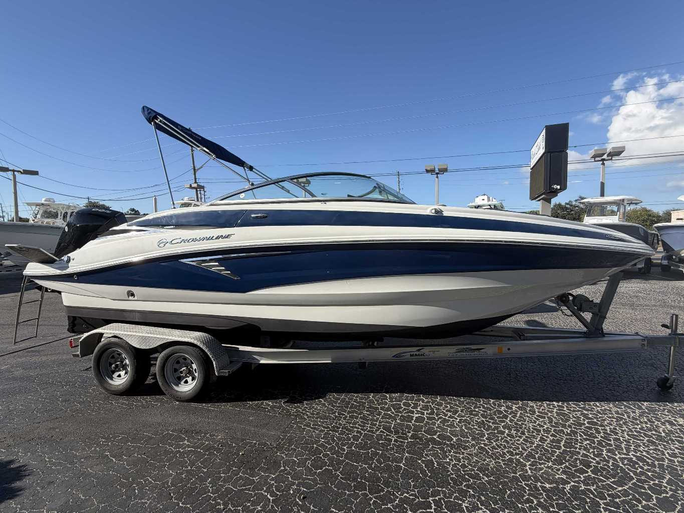 2022 Crownline E235XS - Image 1
