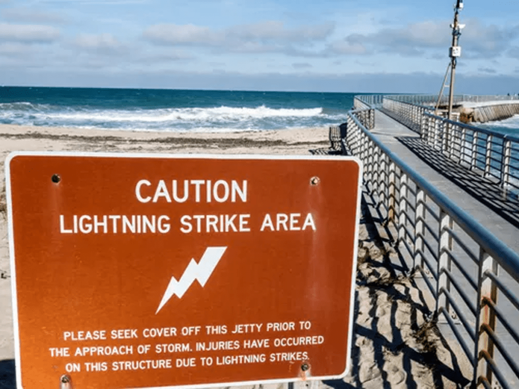 florida-lightning-strikes-pier