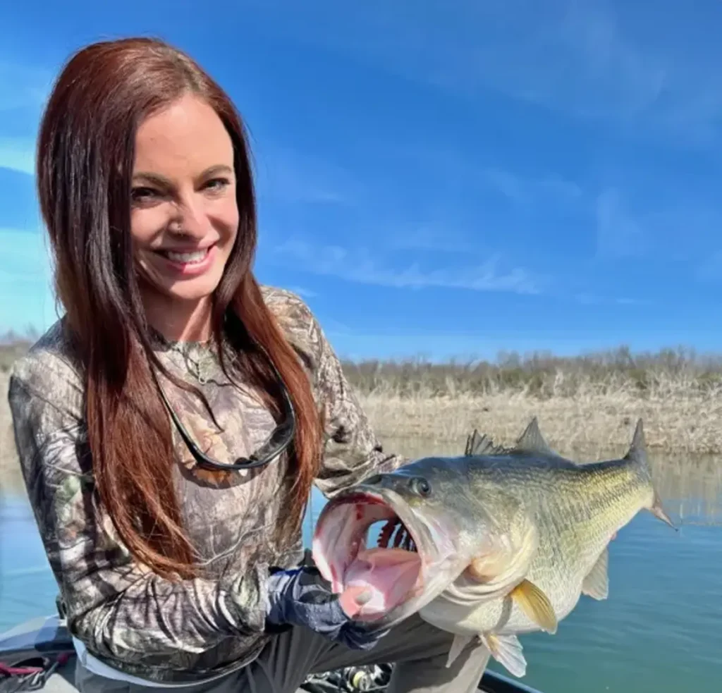 world-record-large-mouth-bass-caught-by-very-good-looking-lady