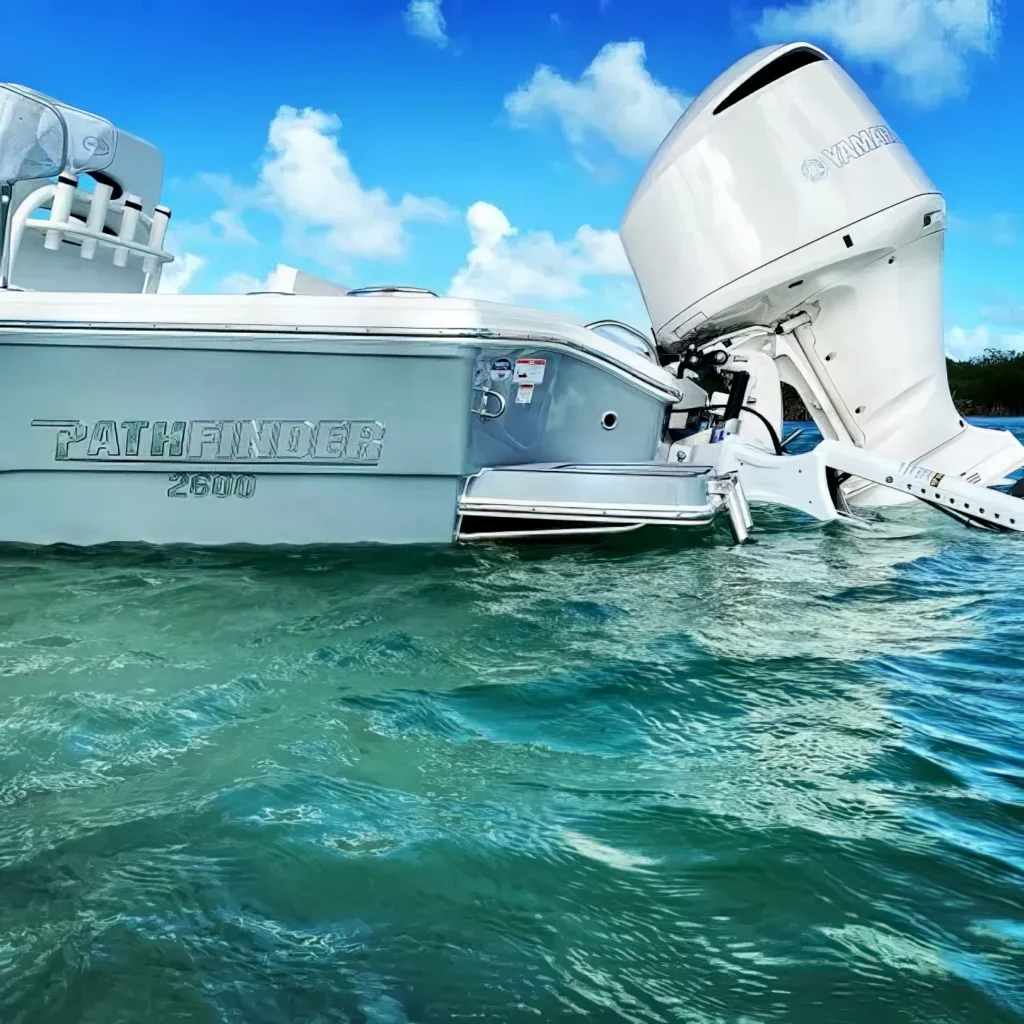 pathfinder-2600-trs-outboard-motor-and-power-blades-on-water